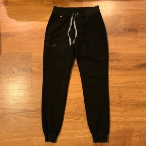 FIGS Zamora Scrubs- Black